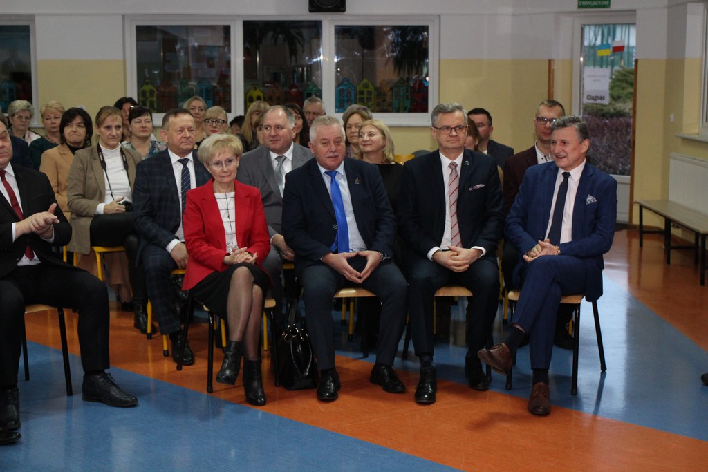 Przedstawiciele Powiatu piotrkowskiego znajdują sie w pomieszczeniu, w którym odbywa się uroczystość.
