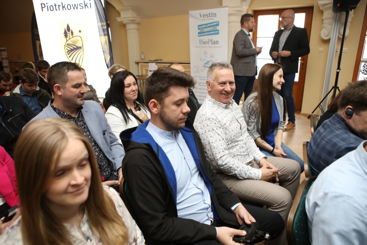 Uczestnicy Forum siedzą na krzesłach