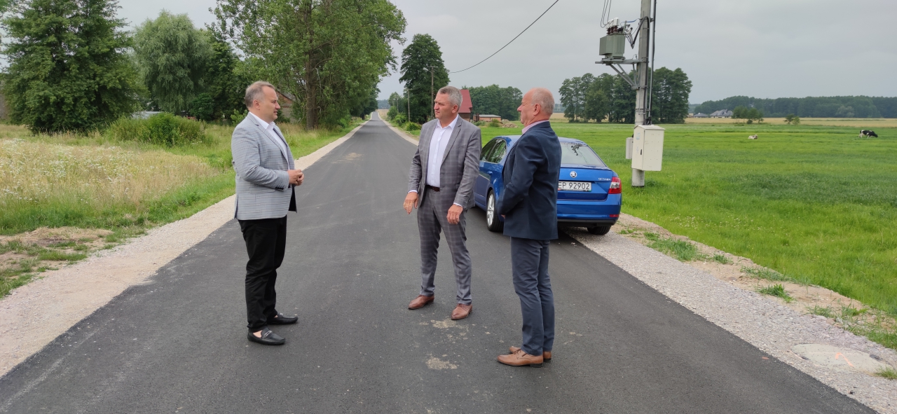 Starosta Piotr Wojtysiak wspólnie z Wójtem Gminy Grabica Krzysztofem Kulińskim i Zbigniewem Starostą dyrektorem ZD w Piotrkowie na drodze w Dziewulinach