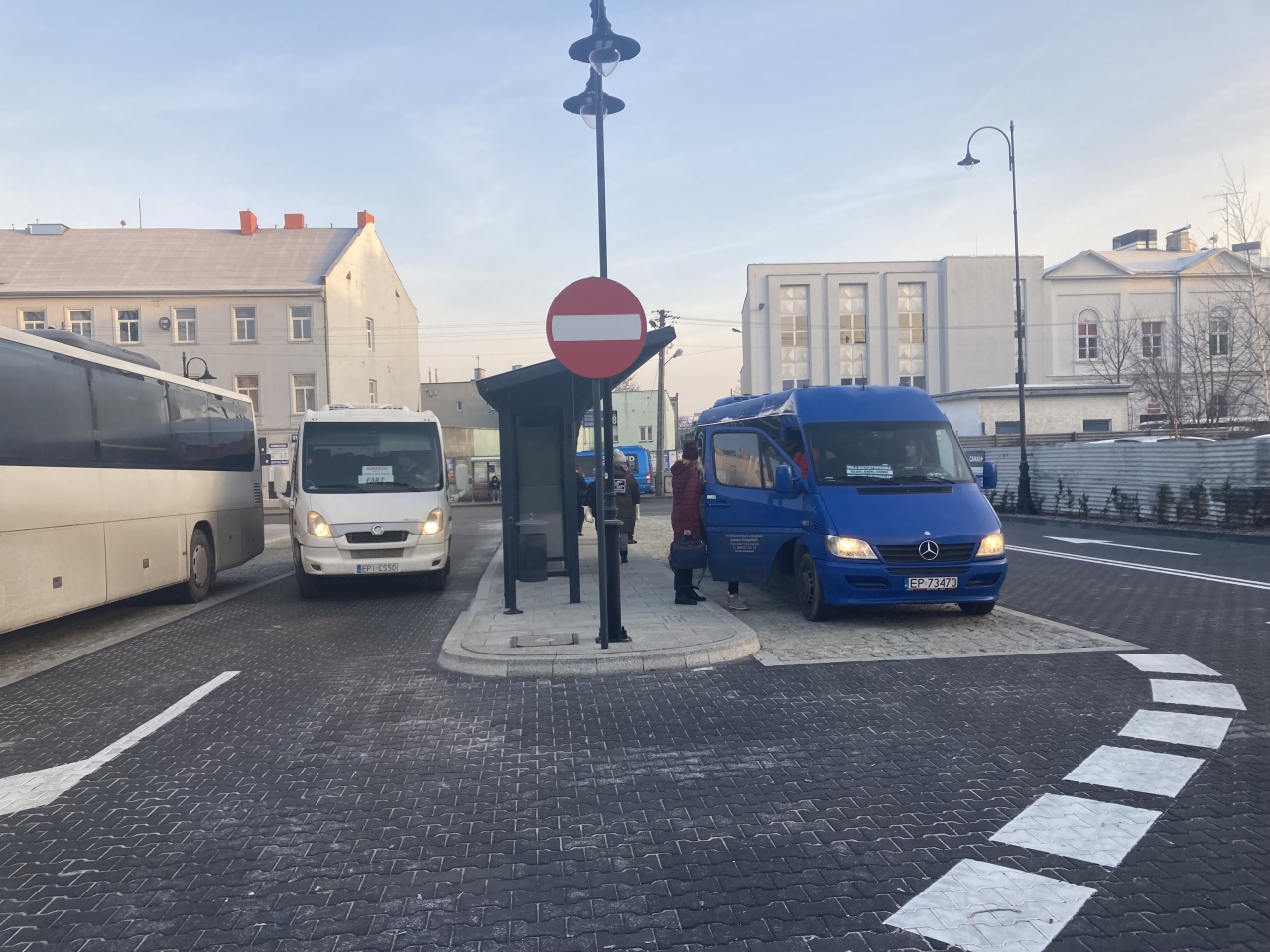 Podróżni, autobus i busy znajdują się na terenie Powiatowego Centrum Przesiadkowego Piotrków Trybunalski.