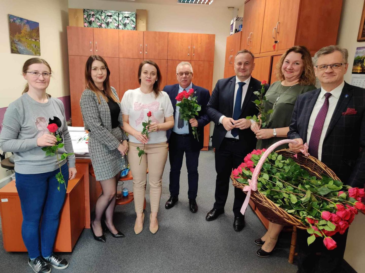 Władze powiatu wraz z pracownicami Starostwa, które trzymają róże