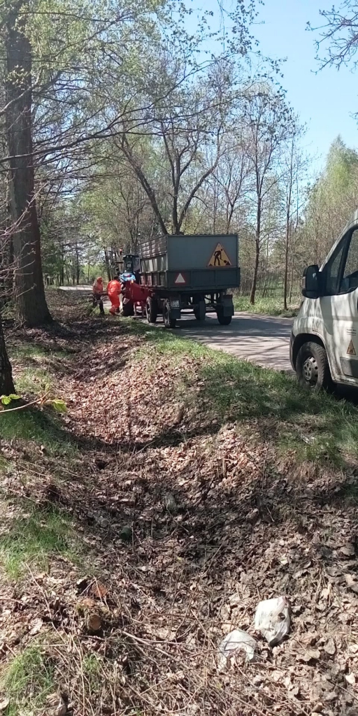 Drogowcy sprzątają przy drogach po zimie i naprawiają uszkodzenia w nawierzchni
