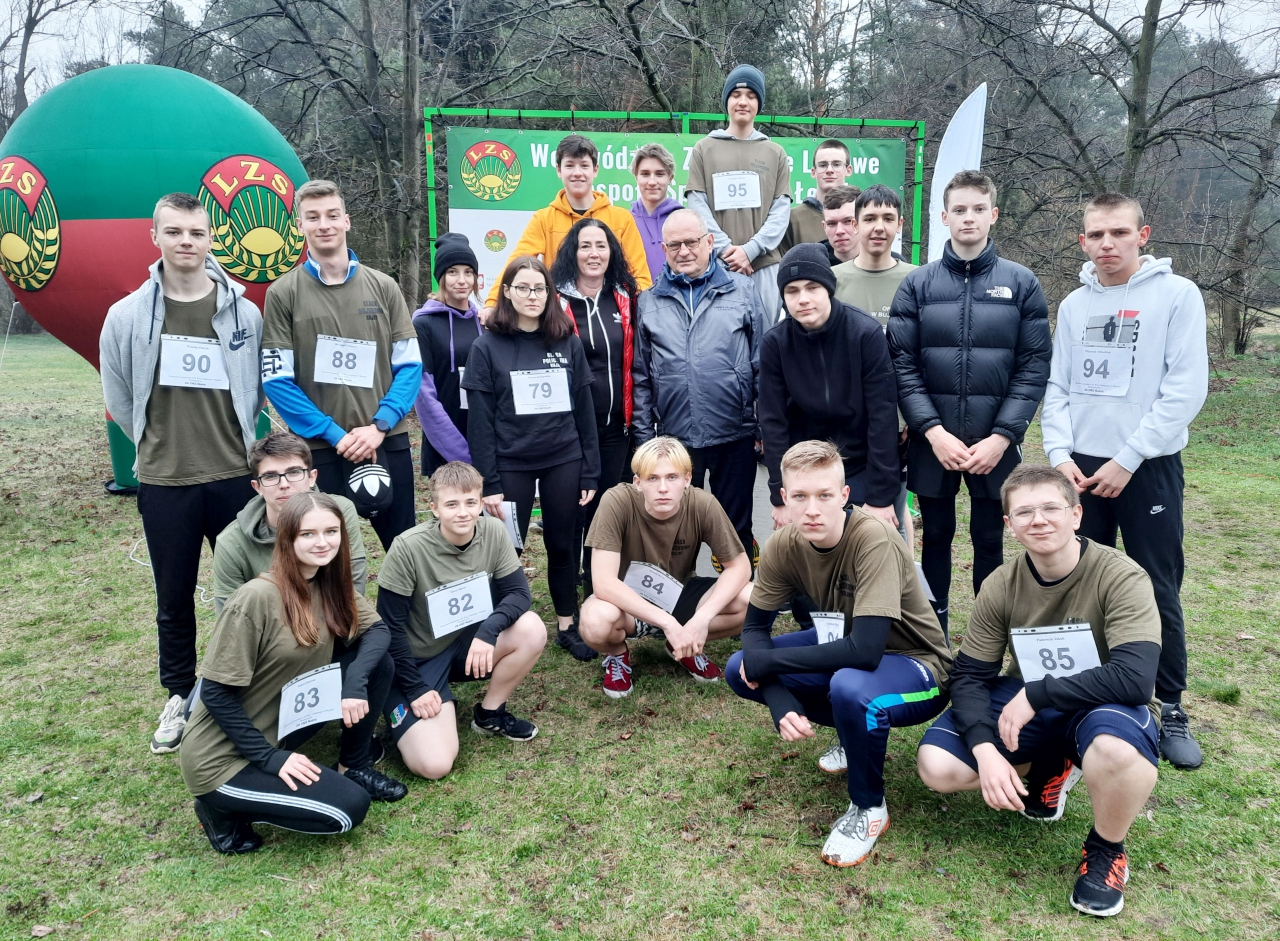 Reprezentanci szkoły w Bujnach podczas zawodów w Wolborzu