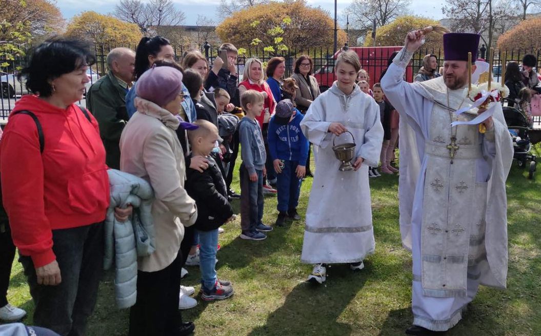 Ks. Jan Jakimiuk błogosławi uczestników wieczernii