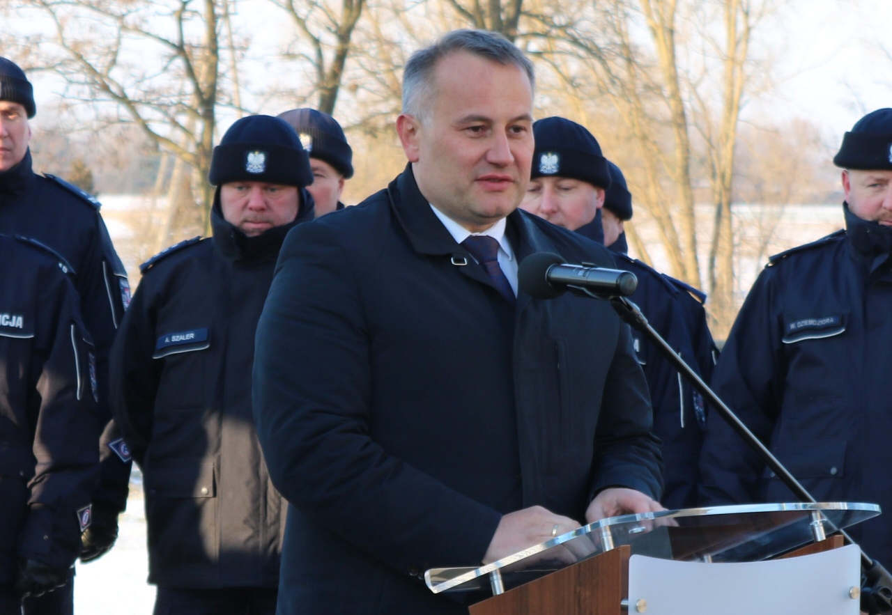 Starosta Piotr Wojtysiak stoi na zewnątrz podczas otwracia Posterunku
