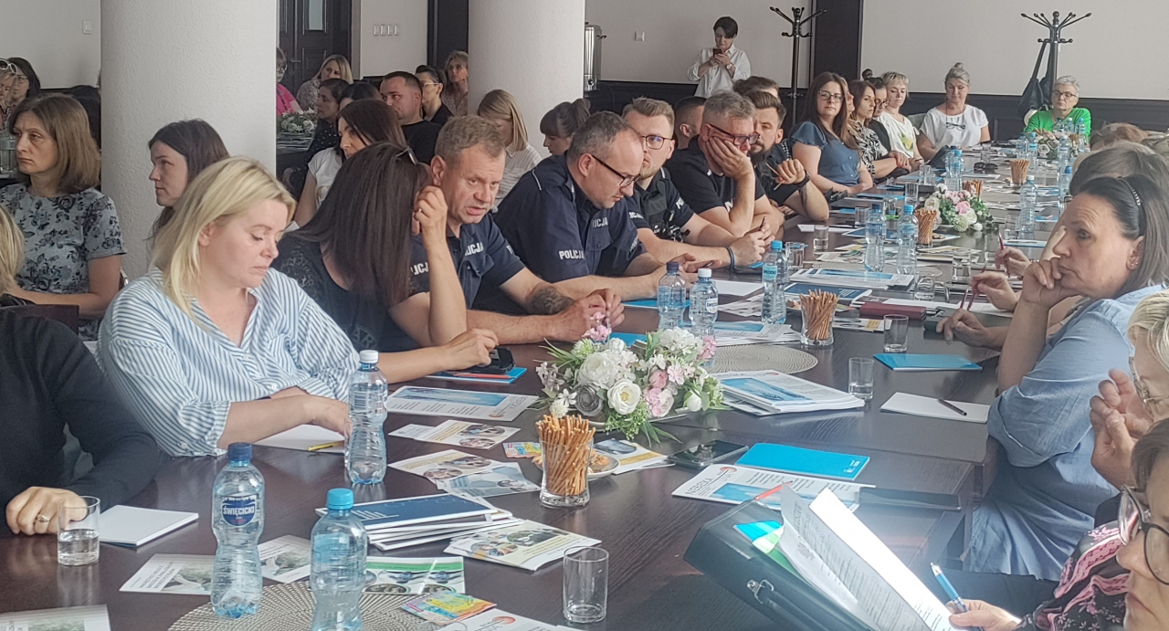 Uczestnicy szkolenia siedzą na krzesłach w sali konferencyjnej Starostwa Powiatowego w Piotrkowie