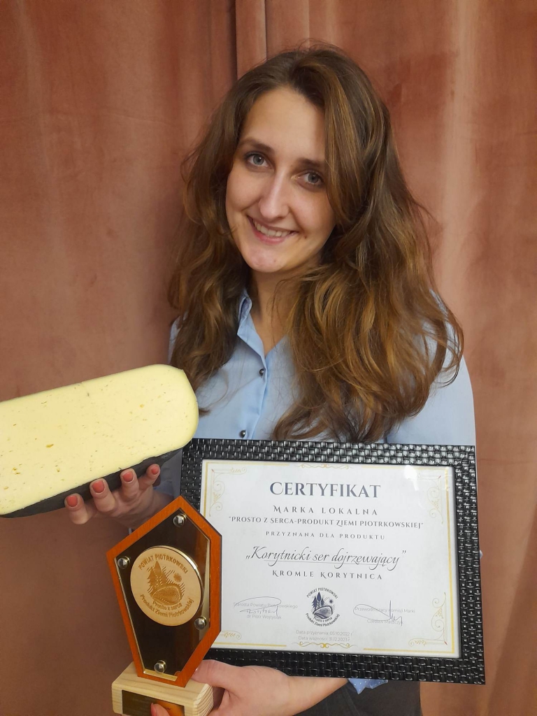 Producent sera wraz ze swoim produktem, certyfikatem Marki lokalnej prosto z serca przyznanym przez Powiat Piotrkowski oraz statuetką z napisem powiat Piotrkowski prosto z serca. Produkt Ziemi Piotrkowskiej.