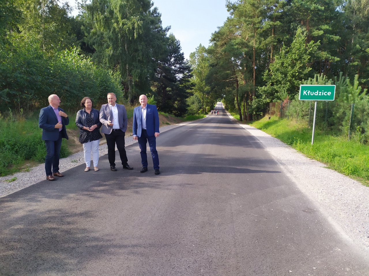 Starosta wraz z radnymi i dyrektorem ZDP oglądają efekt prac drogowych na odcinku Kłudzice-Kałek