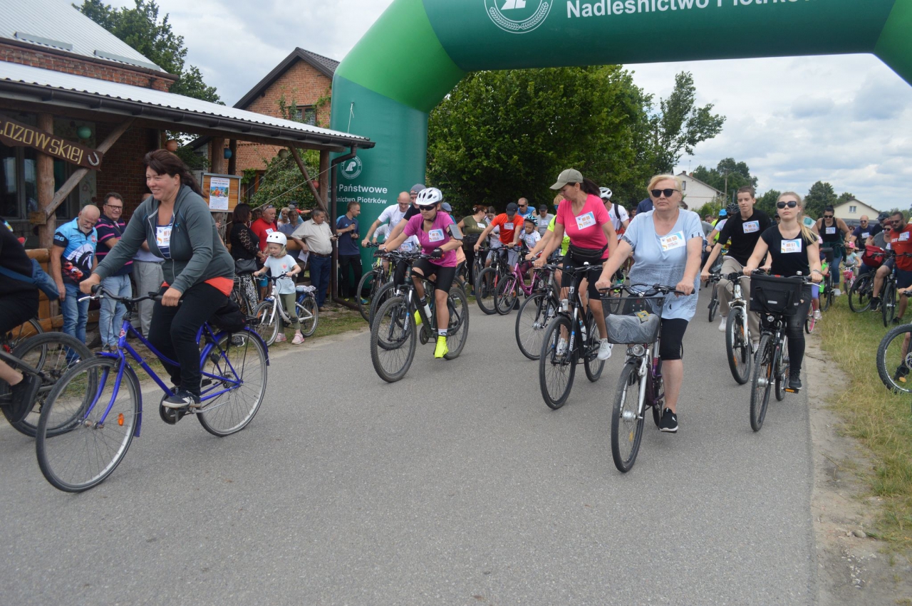 Uczestnicy Rajdu Rowerowego na starcie wyścigu