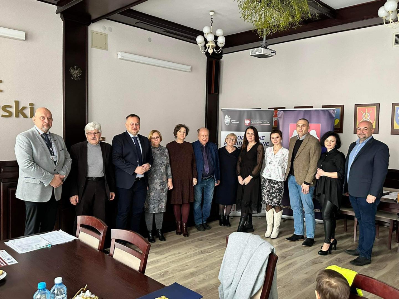 Adwokaci, Stowarzyszenie i władze powiatu tuż po podpisaniu umów