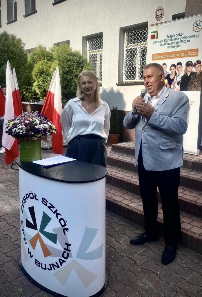 Starosta przemawia do młodzieży