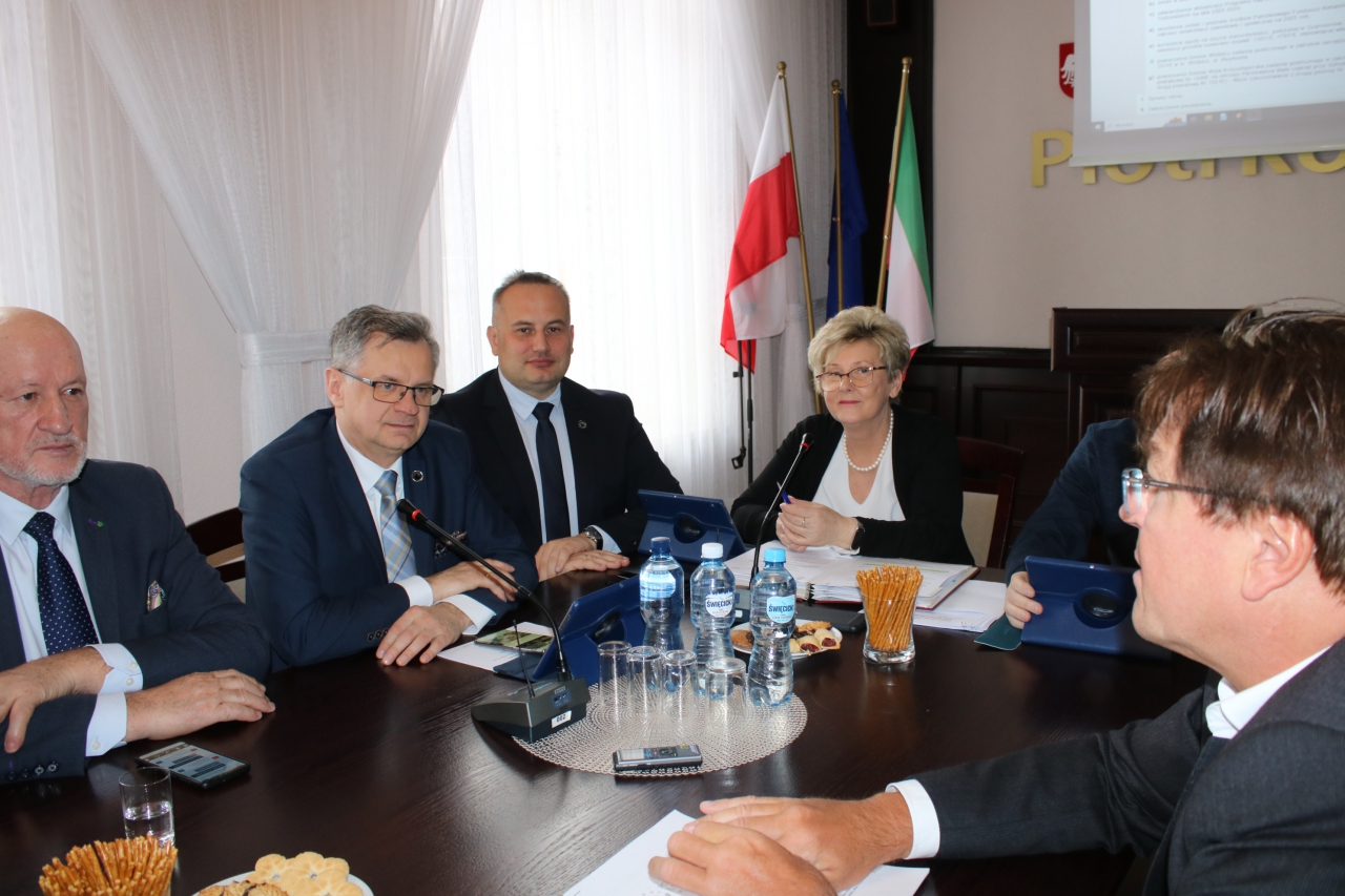 członek Zarządu Powiatu Stanisław Cubała, Wicestarosta Dariusz Magacz, Starosta Powiatu Piotr Wojtysiak, przewodnicząca komisji Grażyna Lasek, dyrektor PCMD Arkadiusz Tomasz Olędzki podczas Komisji Oświaty, Zdrowia, Kultury i Sportu