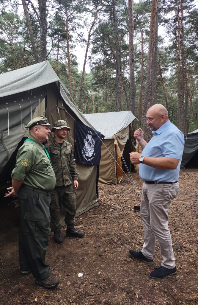 Sekretarz rozmawia z harcmistrzem w stanicy 