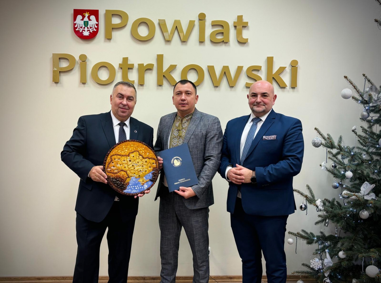 Włodarze powiatu i ukraińskiej gminy podpisuja porozumienie