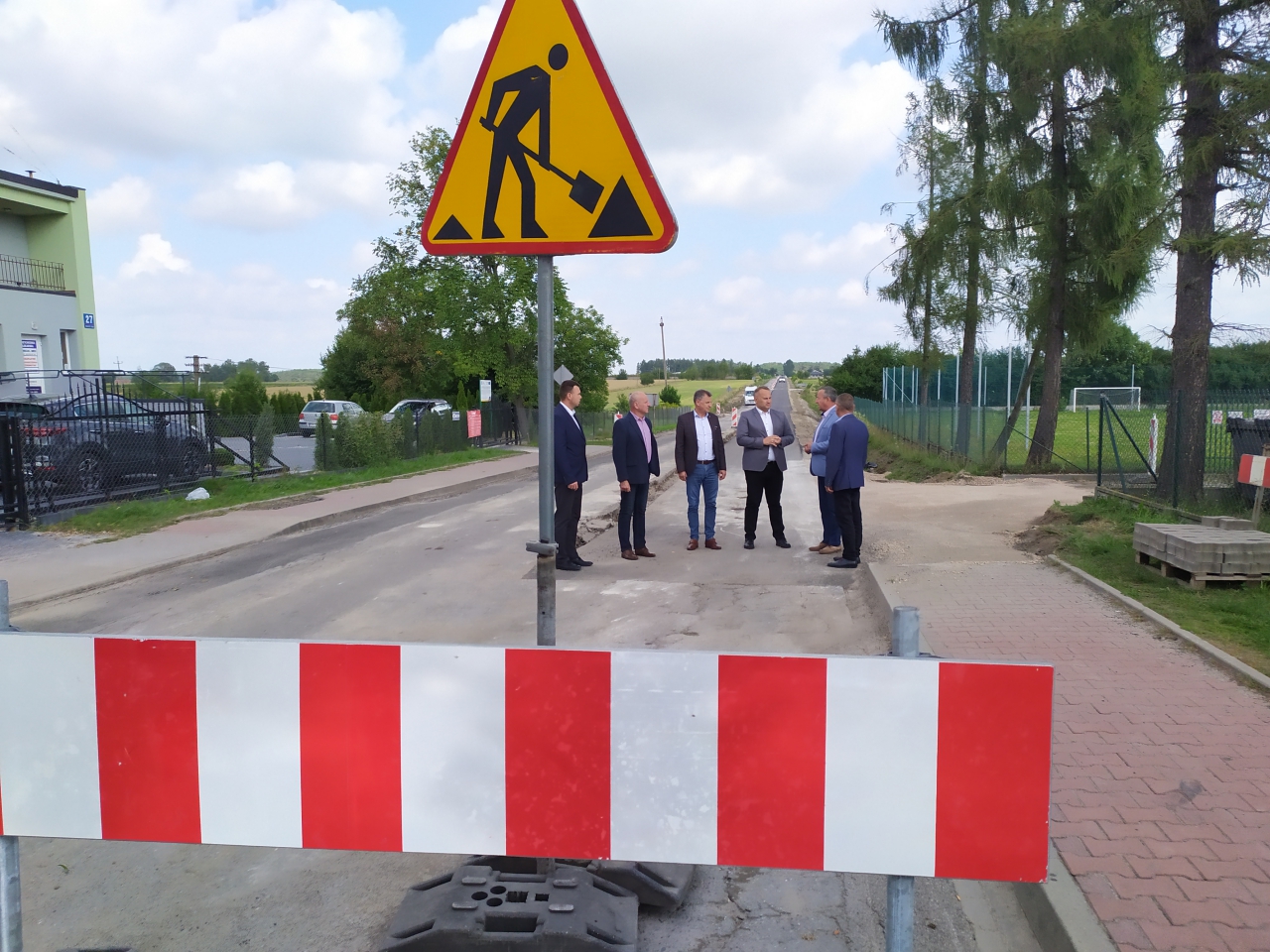 Grupa osób stojaca na drodze Studzianki - Golesze