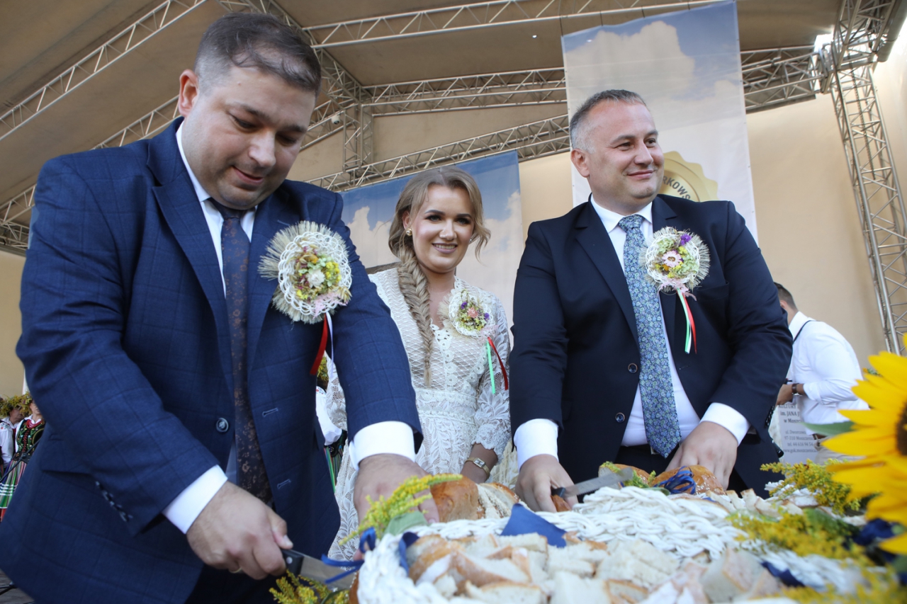 Starosta wraz ze Starostami dożnkowymi kroją chleb