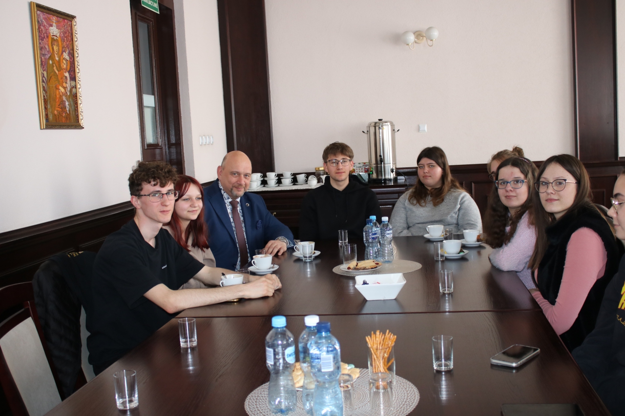 sala kolumnowa Starostwa Powiatowego w Piotrkowie Trybunalskim uczniowie Zespołu Szkół Ponadpodstawowych nr 5 w Piotrkowie Trybunalskim razem z Sekretarzem Powiatu Ireneuszem Czerwińskim uczestniczą podczas posiedzenia Rady Powiatu