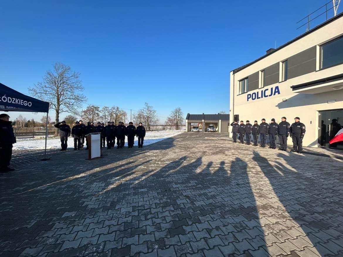 Nowa siedziba komisariatu w Woli Krzysztoporskiej z zewnątrz. Na powietrzu stoją uczestnicy wydarzenia.