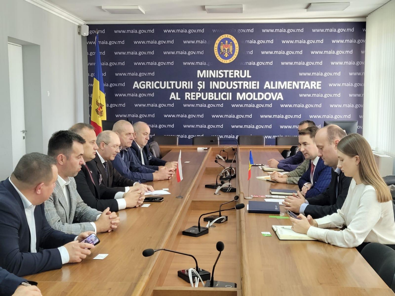 Starosta Powiatu wraz z uczestnikami wydarzenia siedzi na spotkaniu w mołdawskim ministerstwie rolnictwa