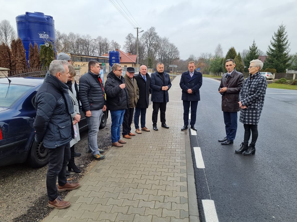 Zaproszeni na uroczystość goście rozmawiają o wyremontowanym odcinku drogi powiatowej w Rożenku