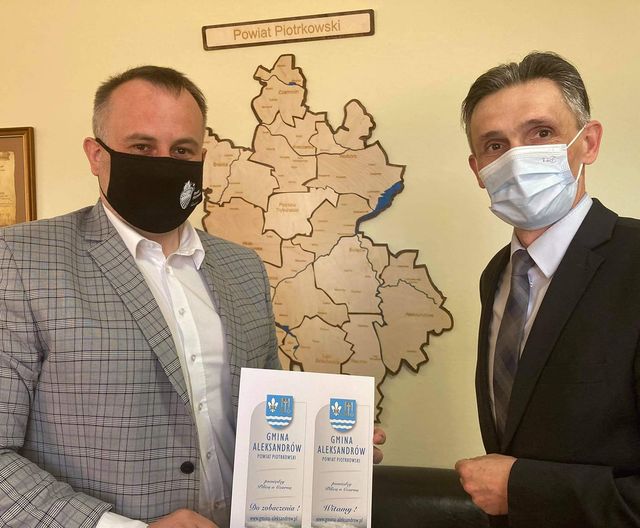 Umowa pomiędzy Starostą Piotrem Wojtysiakiem i Wójtem Gminy Aleksandrów Pawłem Mamrotem na realizację wspólnych inwestycji drogowych podpisana
