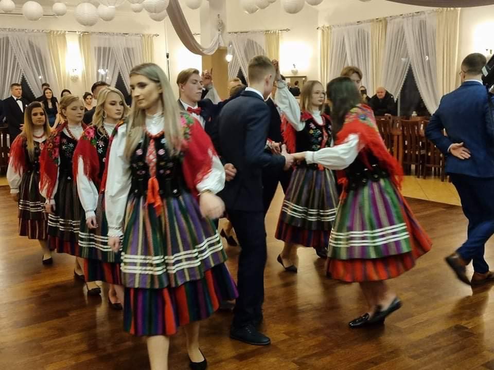 Polonez tegorocznych maturzystów tańczony w ludowych strojach