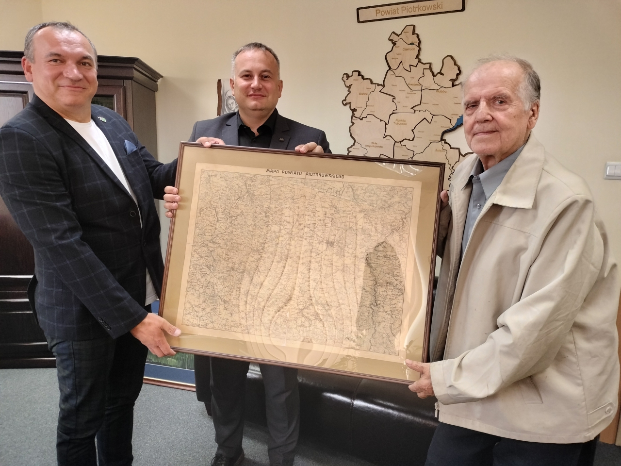 Starosta odbiera pierwszą mapę Powiatu Piotrkowskiego