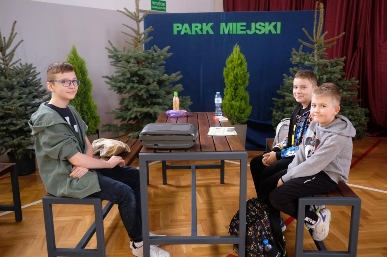 Uczniowie podczas przedstawienia siedzą w ławkach