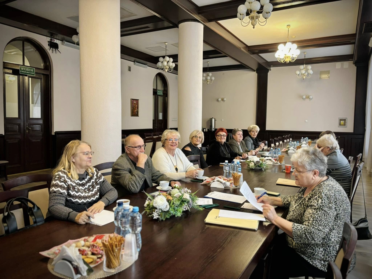 Członkowie Rady Seniorów w czasie posiedzenia w Starostwie