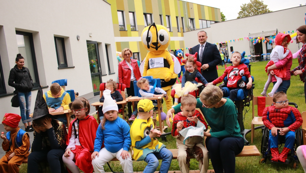 Starosta Powiatu w czasie wizyty w piotrkowskiej Szansie z grupą jej uśmiechniętych podopiecznych