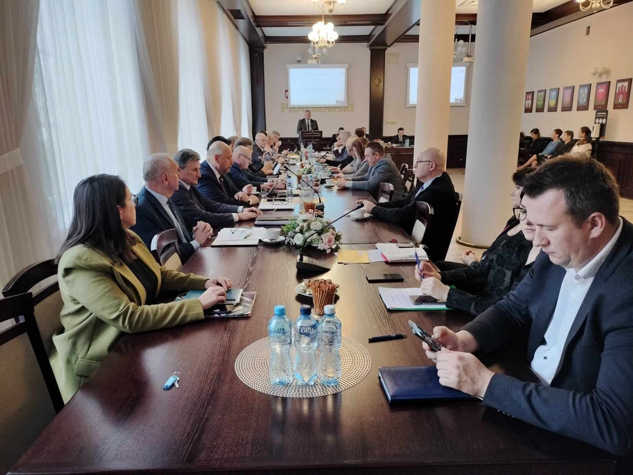 Uczestnicy i radni w sali konferencyjnej starostwa