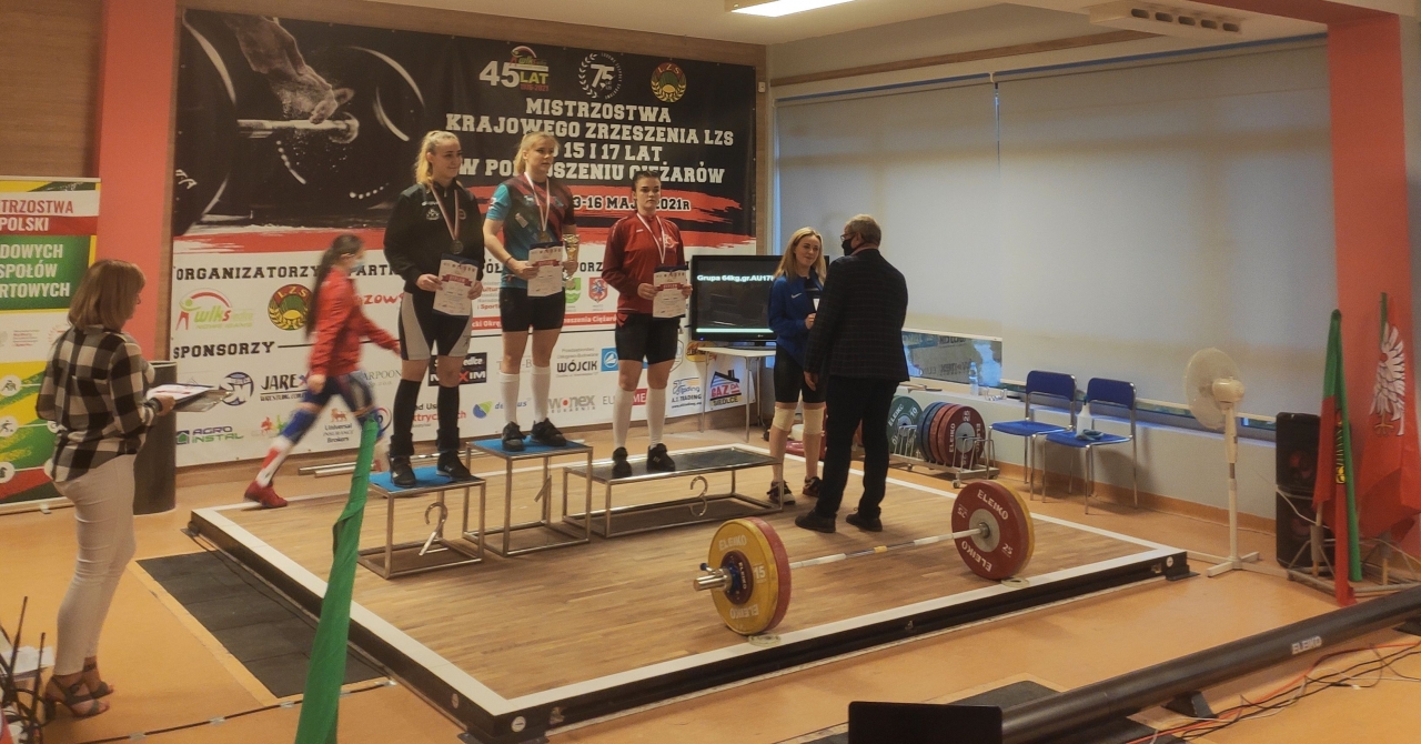 Na podium stoją zwyciężczynie Mistrzostw w podnoszeniu ciężarów