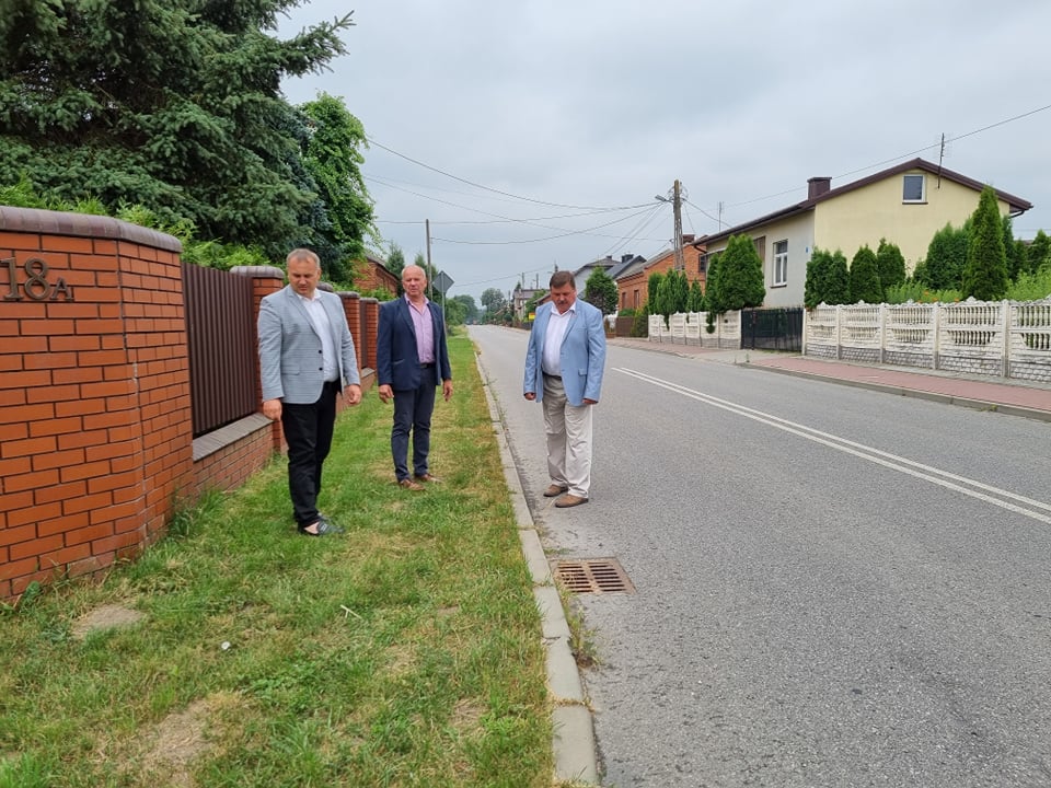 Starosta Powiatu Piotr Wojtysiak wraz z Wójtem Gminy Rozprza Januszem Jędrzejczykiem i Zbigniewem Starostą dyrektorem ZDP w Piotrkowie oglądają miejsce w miejscowości Magdalenka, gdzie niebawem ruszy budowa chodnika m