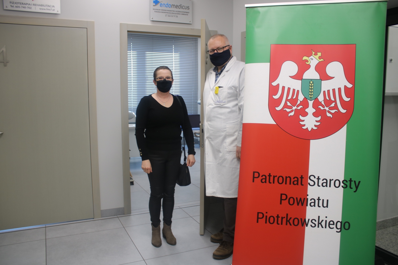 Dr Witold Tomaszewski z jedną z mieszkanek powiatu piotrkowskiego biorących udział w akcji profilaktycznej
