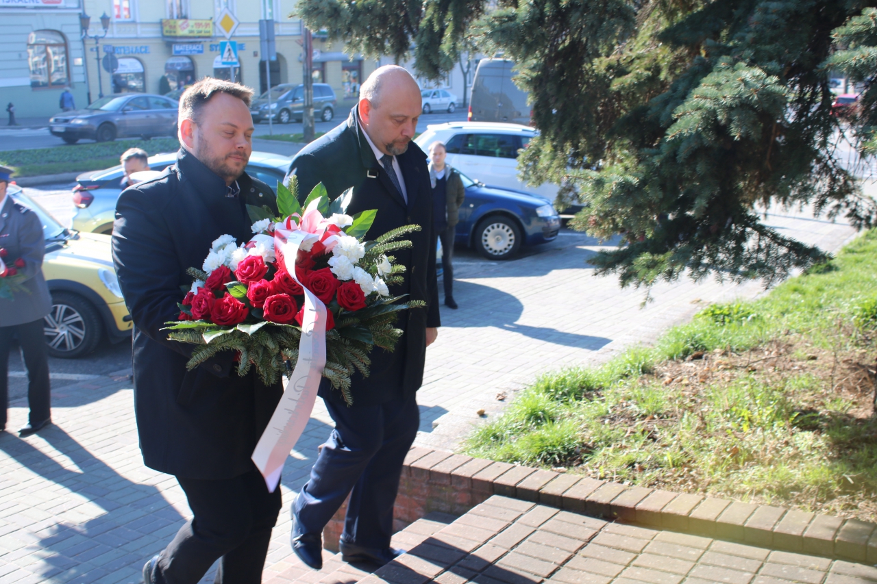 Michał Szymański Wiceprzewodniczący Rady Powiatu oraz Ireneusz Czerwiński Sekretarz Powiatu składają wieniec pod pomnikiem katyńskim w Piotrkowie