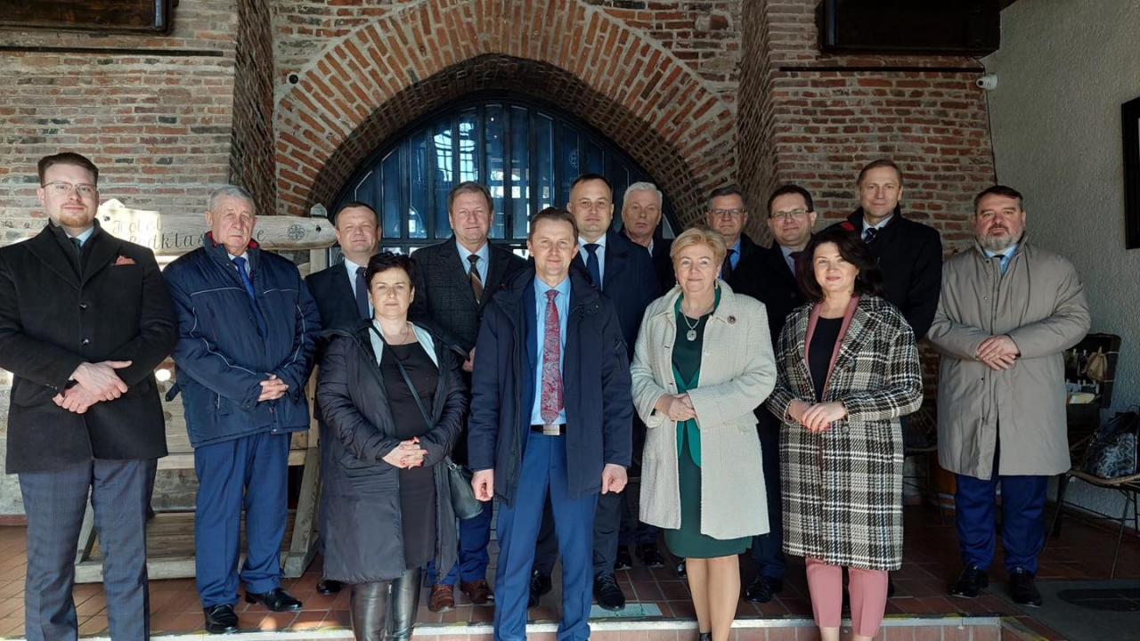 władze Powiatu oraz uczestnicy konwentu stoją przed budynkiem