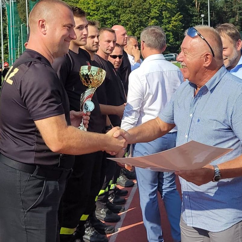 Przewodniczacy Rady Powitu Bernard Matyszewski węcza puchatr za zajęcie I miejsca