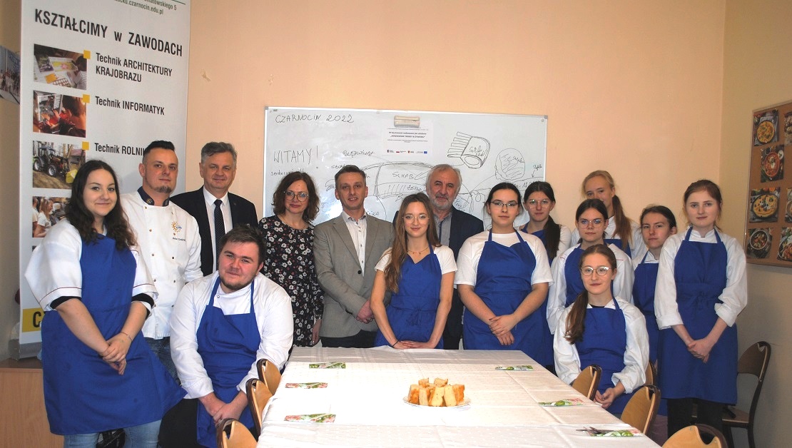 Uczestnicy kursu wraz z Wicestarostą Powiatu Piotrkowskiego Dariuszem Magaczem