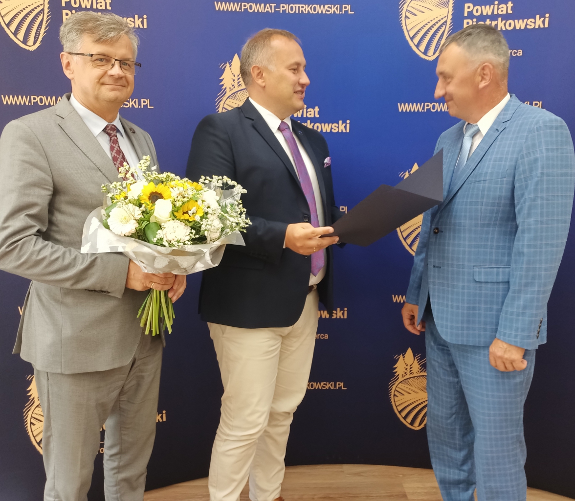Starosta Piotr Wojtysiak wraz z wicestarostą Dariuszem Magaczem wręczają nominację Markowi Stanikowi