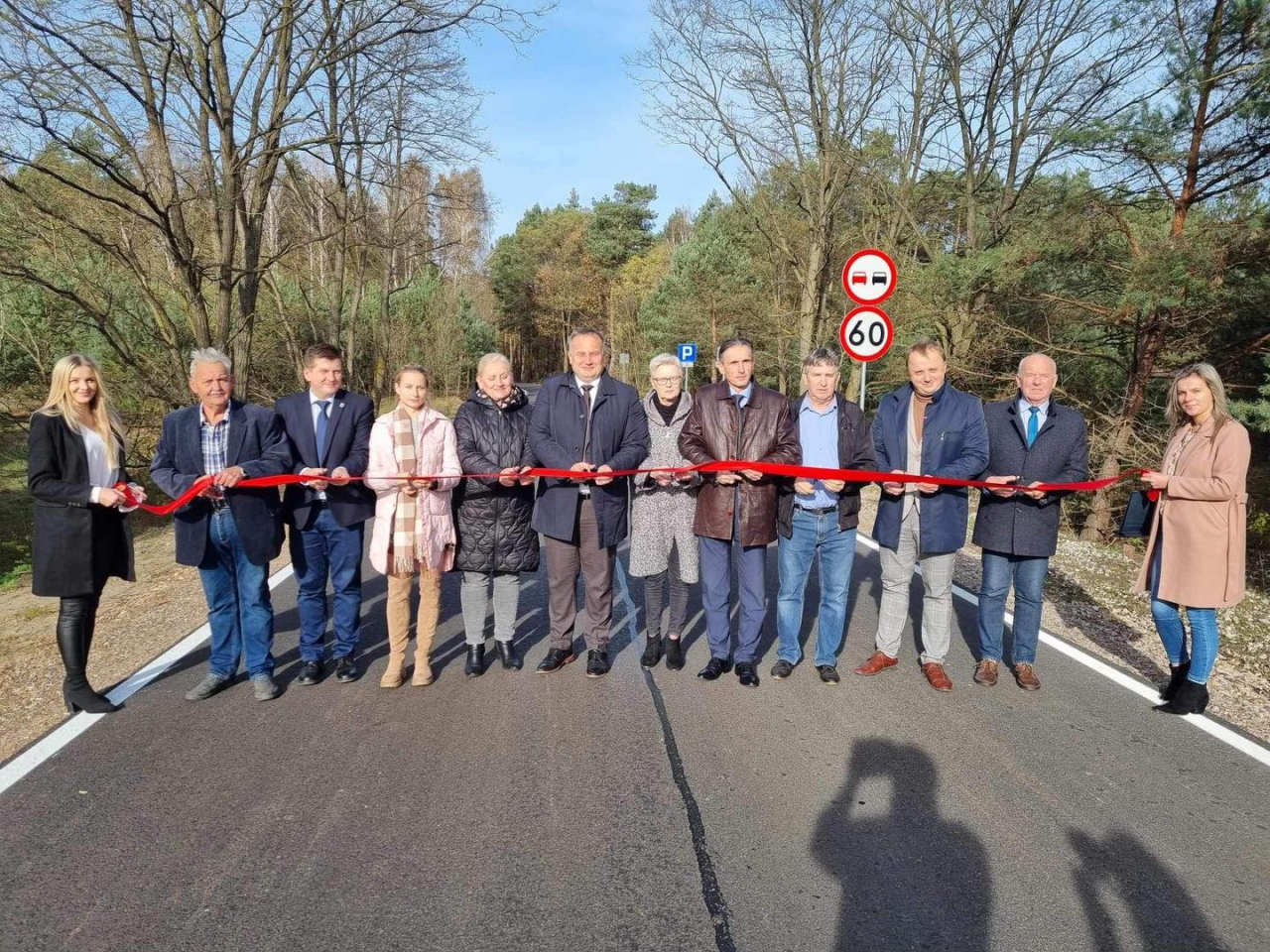 Samorządowcy powiatu i Gminy Aleksandrów podczas przecinania wstęgi