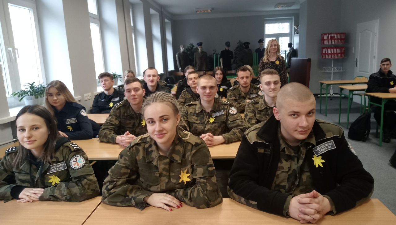 Uczniowie klas mundurowych podczas wykładów na temat Akcji Żonkil