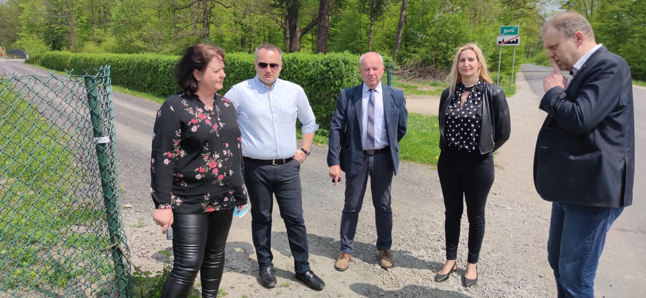 Starosta Piotr Wojtysiak, radna Dorota Jankowska i dyrektor ZDP w Piotrkowie Zbigniew Starosta oraz sołtys wsi Koło ustalają przebieg chodnika 