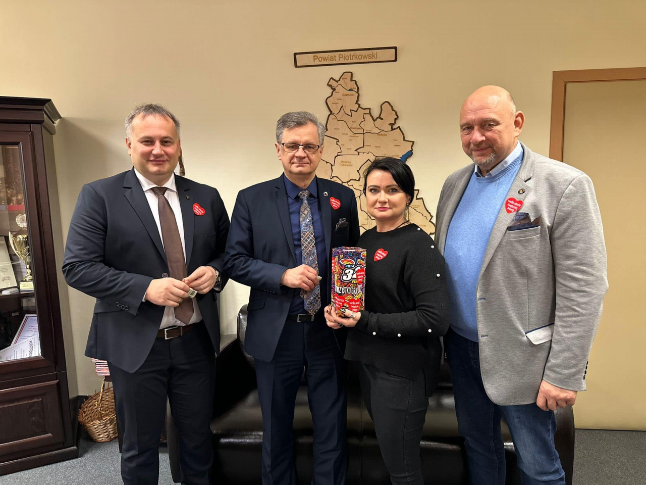 Kierownictwo urzędu wrzuca do puszki datki na WOŚP