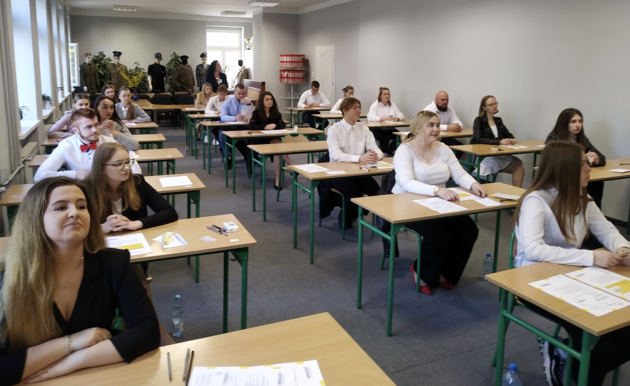 Maturzyści szkoły w Bujnach tuż przed rozpoczęciem matury z języka polskiego