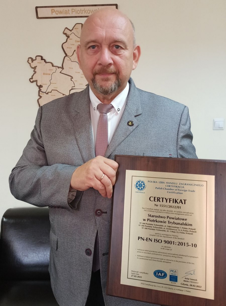Sekretarz Powiatu Ireneusz Czerwiński z Certyfikatem ISO wydanym przez Polską Izbę Handlu Zagranicznego.