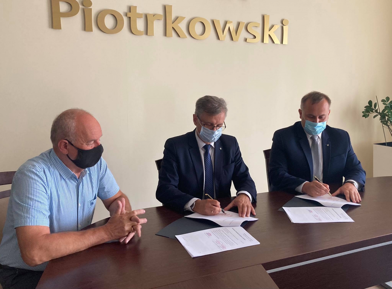Starosta Piotr Wojtysiak i Dariusz Magacz Wicestarosta Powiatu podpisują umowę w obecności dyrektora Zarządu Dróg Powiatowych w Piotrkowie Zbigniewa Starosty