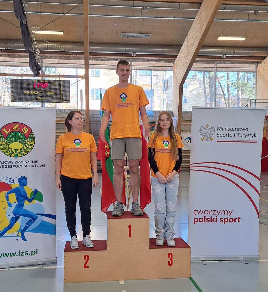 Uczestnicy stoją na podium