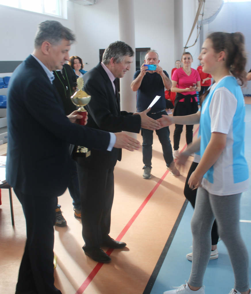 Wicestarosta Dariusz Magacz wręcza puchary najlepszym drużynom