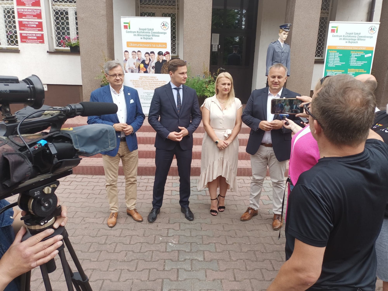 Wicestarosta Dariusz Magacz, Wiceminister Rolnictwa i Rozwoju Wsi Krzysztof Ciecióra, Mirosława Kaczmarek - Michalak dyrektor szkoły oraz Starosta Piotr Wojtysiak podczas briefingu prasowego przed budynkiem szkoły w Bujnach