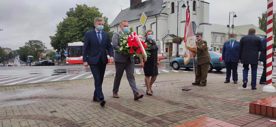Na zdjęciu Starosta Piotr Wojtysiak, Dariusz Magacz i Elżbieta Ościk składają kwiaty przy Grobie Nieznanego Żołnierza w Piotrkowie